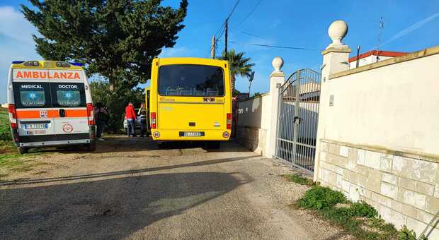 Scuolabus in retromarcia travolge e uccide una donna sotto gli occhi dei bambini: dramma in contrada Betlemme