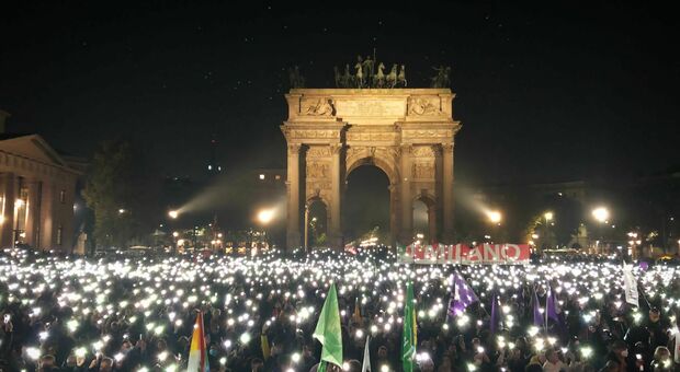 Milano, migliaia di luci all'Arco della Pace contro la bocciatura al ddl Zan