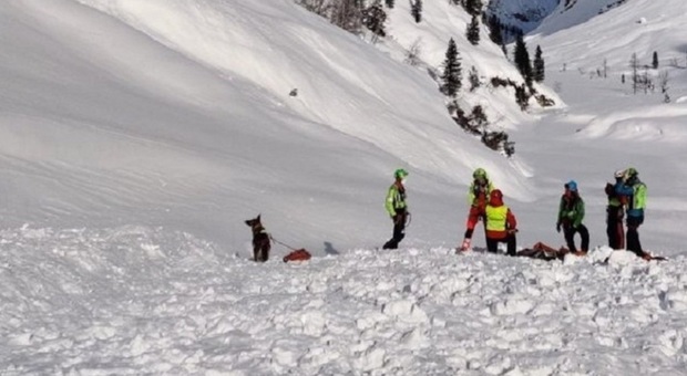 Valanga sulla Marmolada travolge uno sciatore, il soccorso alpino estrae una persona dalla neve