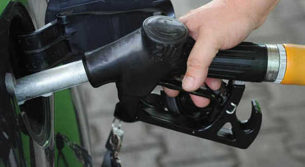 Carburanti, proseguono i rialzi mentre scendono i prezzi internazionali