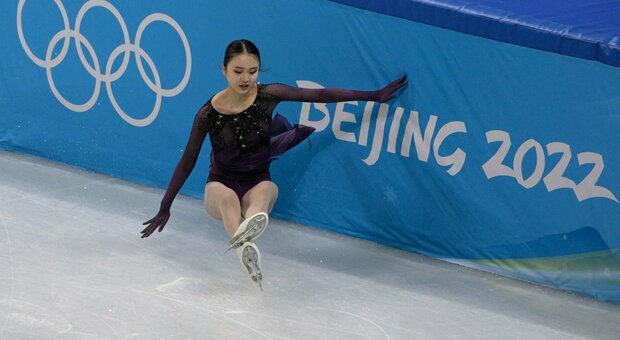La pattinatrice cinese cade in gara: alle Olimpiadi scoppia il caso. «Nata negli Usa, non ci rappresenta»