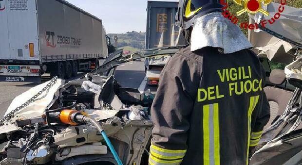 Tremendo schianto auto-furgone sul tratto maledetto dell'A14: morta una mamma