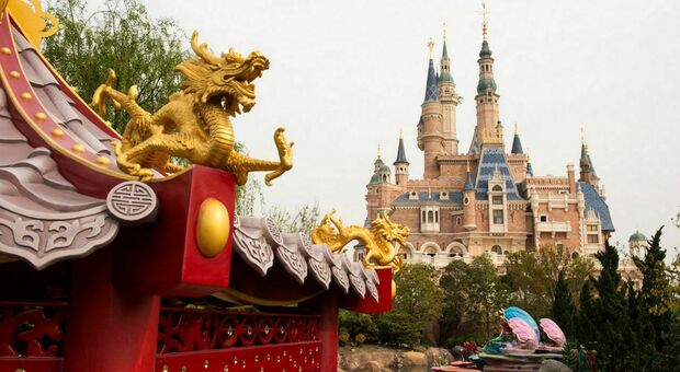 Il Covid spaventa la Cina: solo 2.000 nuovi casi ma a Shangai chiude il maxi-parco Disney