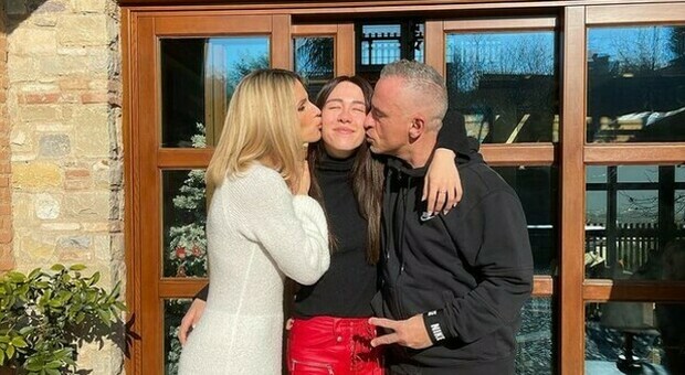 Aurora Ramazzotti con mamma Michelle e papà Eros per il suo compleanno: le foto del pigiama party