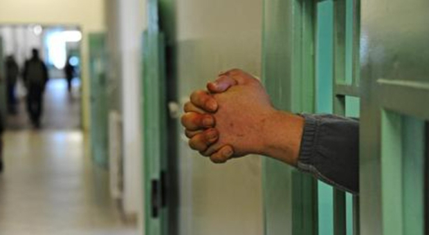 Detenuto esce dal carcere perché «cieco e invalido»: va al ristorante e legge il menù