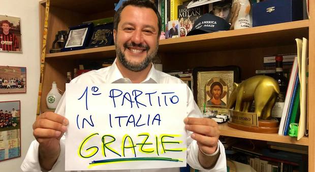Matteo Salvini: «Una sola parola: GRAZIE Italia!». Poi con il crocifisso in mano: «Ora si cambia»