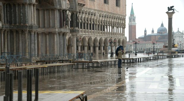 Mose attivato a Venezia, la città resta all'asciutto: bloccata acqua alta da 129 centimetri