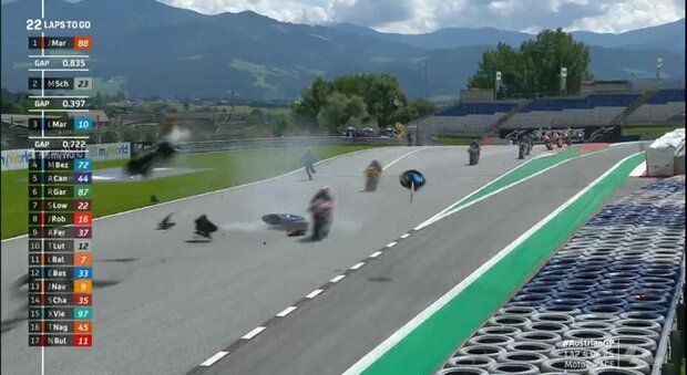 Moto2, incidente choc: Bastianini cade, Syahrin centra il mezzo che si frantuma in mille pezzi Video
