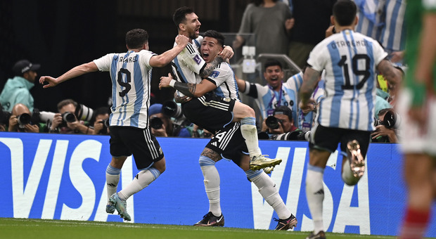 Messi segna e fa rinascere l'Argentina: 2-0 al Messico. L'Albiceleste resta in corsa per gli ottavi
