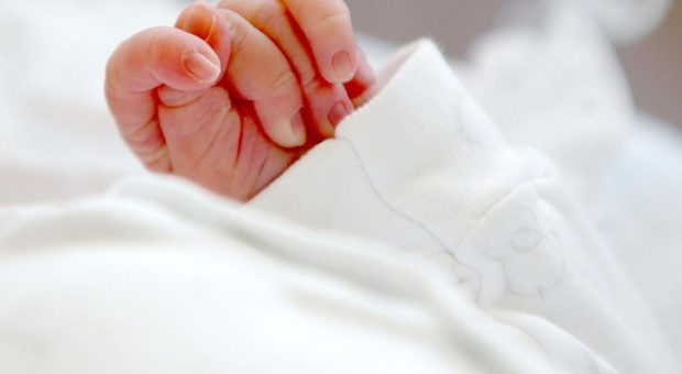 Neonato resta senza ossigeno durante il parto e muore, l'ospedale si scusa così con i genitori