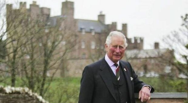 Il principe Carlo e quei 3 milioni in contanti ricevuti da uno sceicco. «Consegnati in buste della spesa»