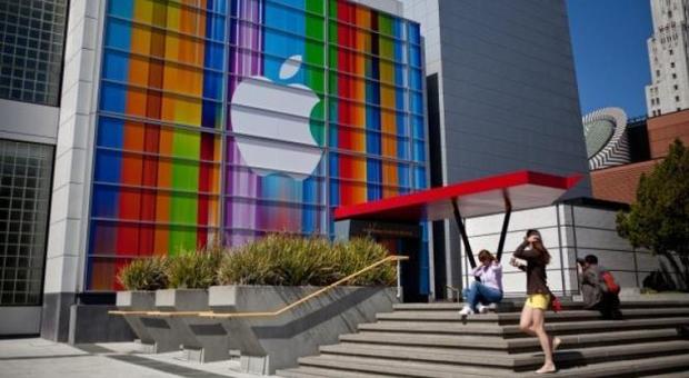 Apple condannata per brevetti copiati per iPhone e iPad: dovrà risarcire danni per 837 milioni