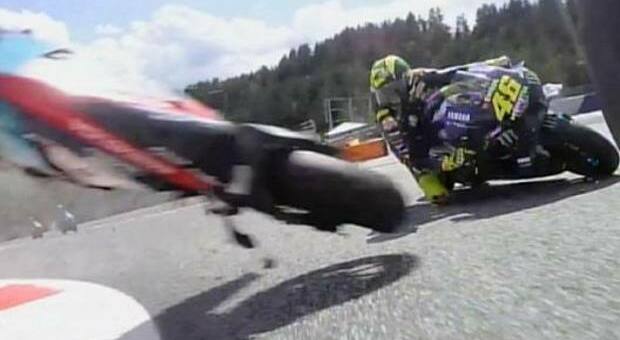 Spaventoso incidente in MotoGP: coinvolti Morbidelli e Zarco. L'italiano in ospedale. Rossi salvo per miracolo VIDEO
