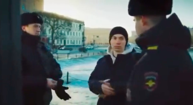 Lo spot della propaganda russa: i poliziotti stringono la mano a un vandalo, ecco perché