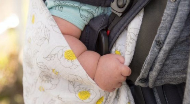 Roma, neonato resta chiuso nell'auto mentre i genitori scaricano i bagagli: salvato dai carabinieri