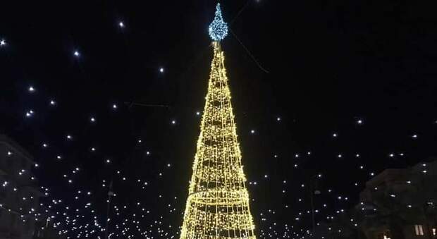 Natale 2021, tornano le luminarie nella zona pedonale di Ostia: domenica 5 la cerimonia per l'accensione