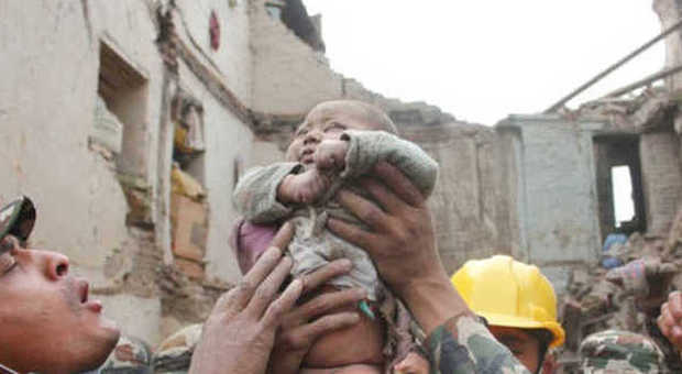 Nepal, la foto simbolo della speranza: il neonato estratto vivo dopo 22 ore di ricerche
