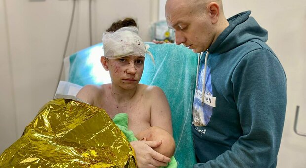 Guerra in Ucraina, mamma protegge con il corpo la figlia di un mese dalle bombe: lo scatto diventa virale FOTO