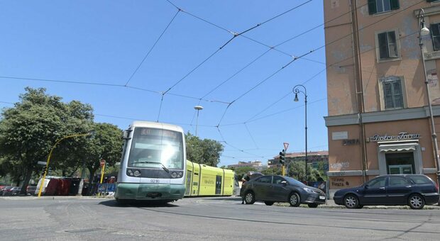 Roma, il tram è rumoroso e al Flaminio gli abitanti insorgono: «Situazione da esaurimento nervoso»