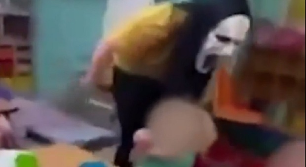 Orrore all'asilo nido, la maestra terrorizza i bambini con la maschera di Scream: in quattro a processo