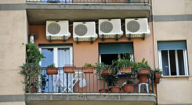 Italia bollente, domani cinque città da bollino rosso. L'Istat: un italiano su 4 non spegne mai il condizionatore