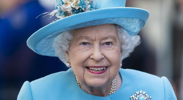 L'account Facebook “segreto” della regina Elisabetta: parte il toto pseudonimo