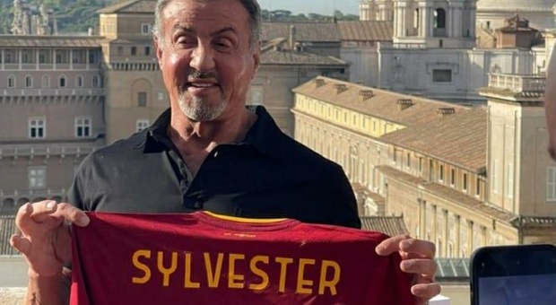 Sylvester Stallone "tifoso" della Roma: eccolo con la maglia giallorossa nella Capitale FOTO