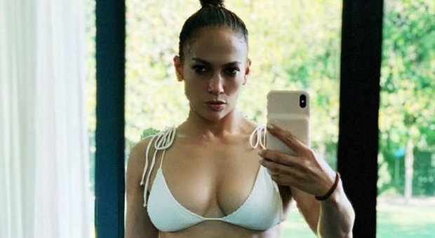 Jennifer Lopez, il sexy bikini a 50 anni fa discutere i fan: «Ma come fai...»
