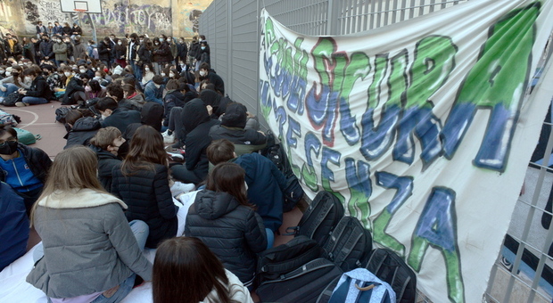 Milano, nuove proteste dagli studenti: occupato anche il liceo scientifico Einstein