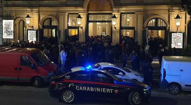 I biglietti non sono validi, caos in teatro: arrivano i carabinieri. Esplode la rabbia: «È una truffa»