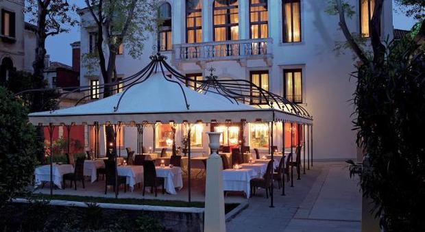 Al Boscolo Hotel dei Dogi di Venezia si inaugura il nuovo ed esclusivo aperitivo nell'elegante Giardino Segreto