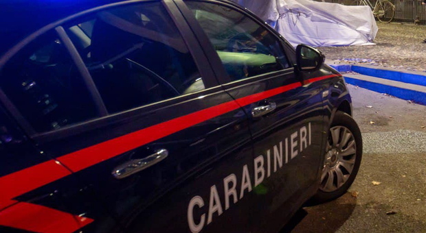 Milano, uomo ucciso nel suo appartamento: colpi di arma da taglio, usata anche una motosega