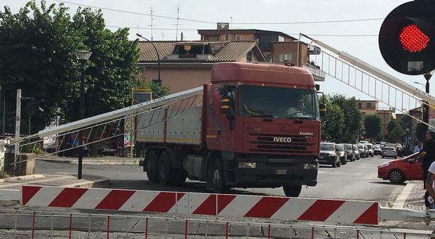 Bloccata ferrovia Roma-Velletri: camion fermo sul passaggio a livello, disagi per migliaia di pendolari