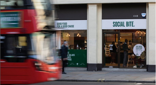 Social Bite, il caffè - impresa sociale apre a Londra: «Dipendenti assunti fra i senzatetto e "caffè sospeso"...»