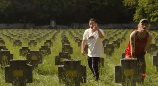 Rapper cantano e ballano nel cimitero di guerra del Carso: il video su Youtube scatena le polemiche