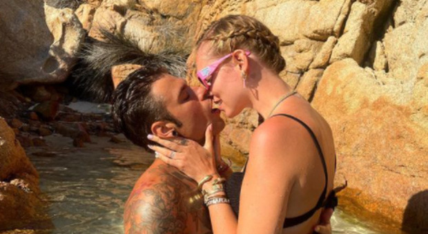 Chiara Ferragni, il bacio "bollente" in acqua con Fedez scatena i fan: «Novità in arrivo?»
