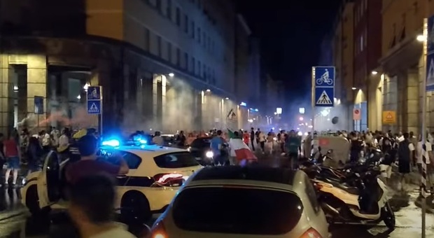 Italia-Austria, a Bolzano la festa è esagerata: petardi, cartelli stradali e oggetti contro la polizia VIDEO