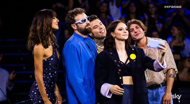 X Factor, la finale: Super-ospiti i Pinguini Tattici Nucleari e i Meduza. Performance speciali dei giudici