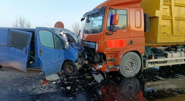 Frontale tra pulmino e camion a Casalgrasso nel Cuneese: un morto e 4 feriti gravi
