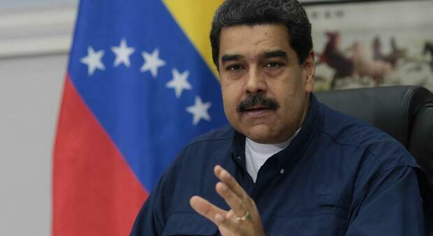 Coronavirus, in Venezuela vaccini in ritardo. Il presidente Maduro: «Gocce di timo sicure al 100%»