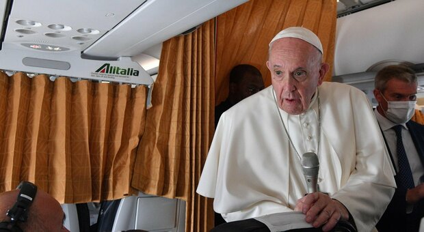 Papa Francesco: «Vaccini, negazionisti anche tra cardinali. Matrimonio solo uomo-donna, ma unioni civili gay possibili»
