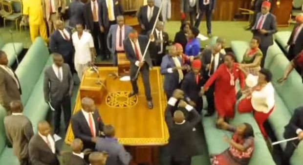 Uganda, botte da orbi e scontri a colpi di scopa in Parlamento Video