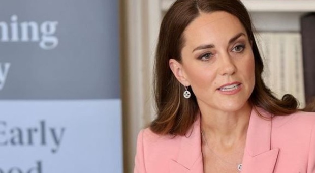 Kate Middleton incanta con il blazer rosa di Alexander McQueen: il prezzo (da capogiro) del suo look