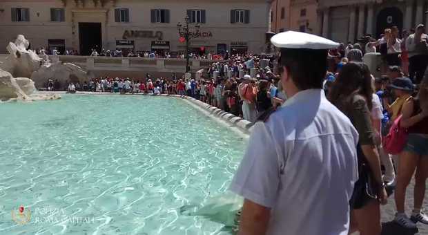 Roma, turista tenta di scalare Fontana di Trevi: 500 euro di multa
