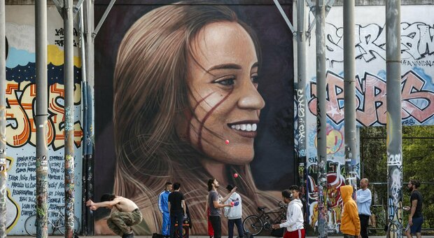 Prenestina, street artist aggredito e derubato mentre dipinge il murale di Luana D'Orazio