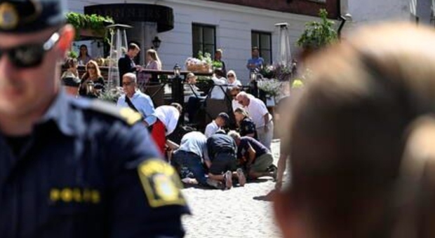 Svezia, donna uccisa a coltellate a una convention politica: arrestato giovane forse legato a gruppo neonazista