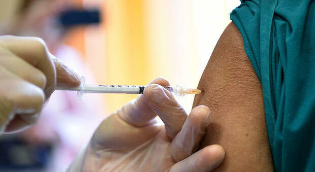Vaccini anti-Covid, dall'Aifa il numero delle segnalazioni di sospette reazioni avverse