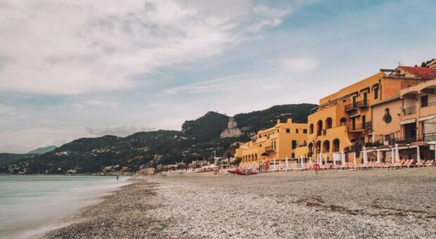 Malori in spiaggia, doppio dramma nel savonese: due turisti morti nel giro di poche ore