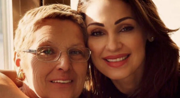 Anna Tatangelo, morta la mamma Palmira: aveva 67 anni. «È una roccia, mi ha insegnato tantissimo»