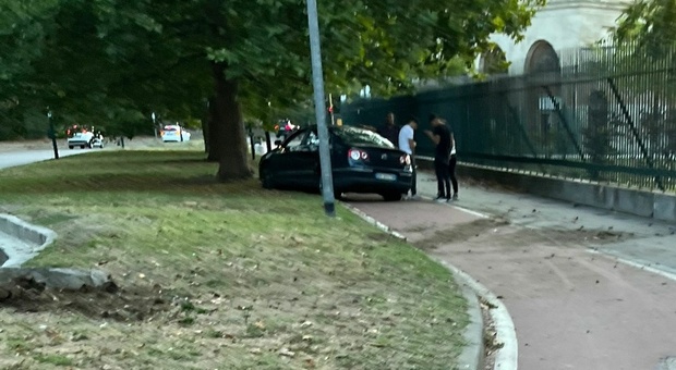 Terrore al parco Sempione: auto sbanda in curva e vola sulla pista ciclabile